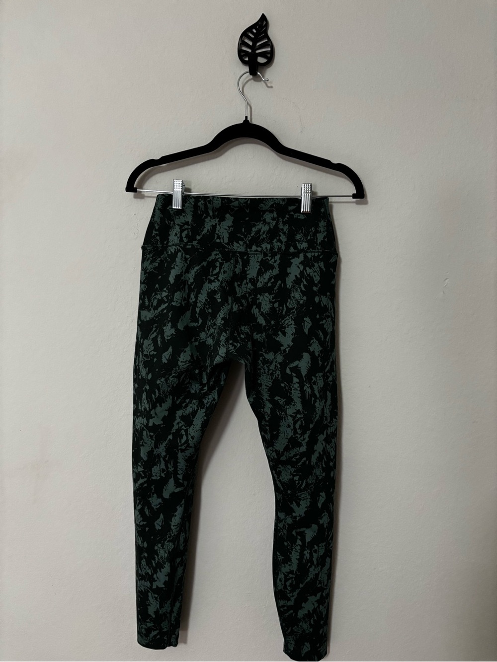 Nike One Dri-FIT Leggings Green Black Print Sz M - Picture 2 of 5